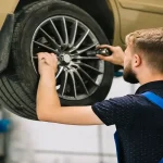 فحص إطارات السيارة