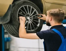 فحص إطارات السيارة