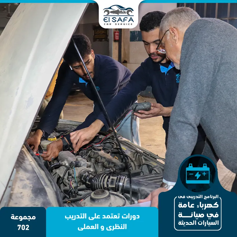 متدرب يتعلم أساسيات كهرباء السيارات داخل ورشة تدريب عملية